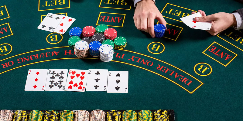 Một ván bài Poker diễn ra 4 vòng để tìm người chiến thắng
